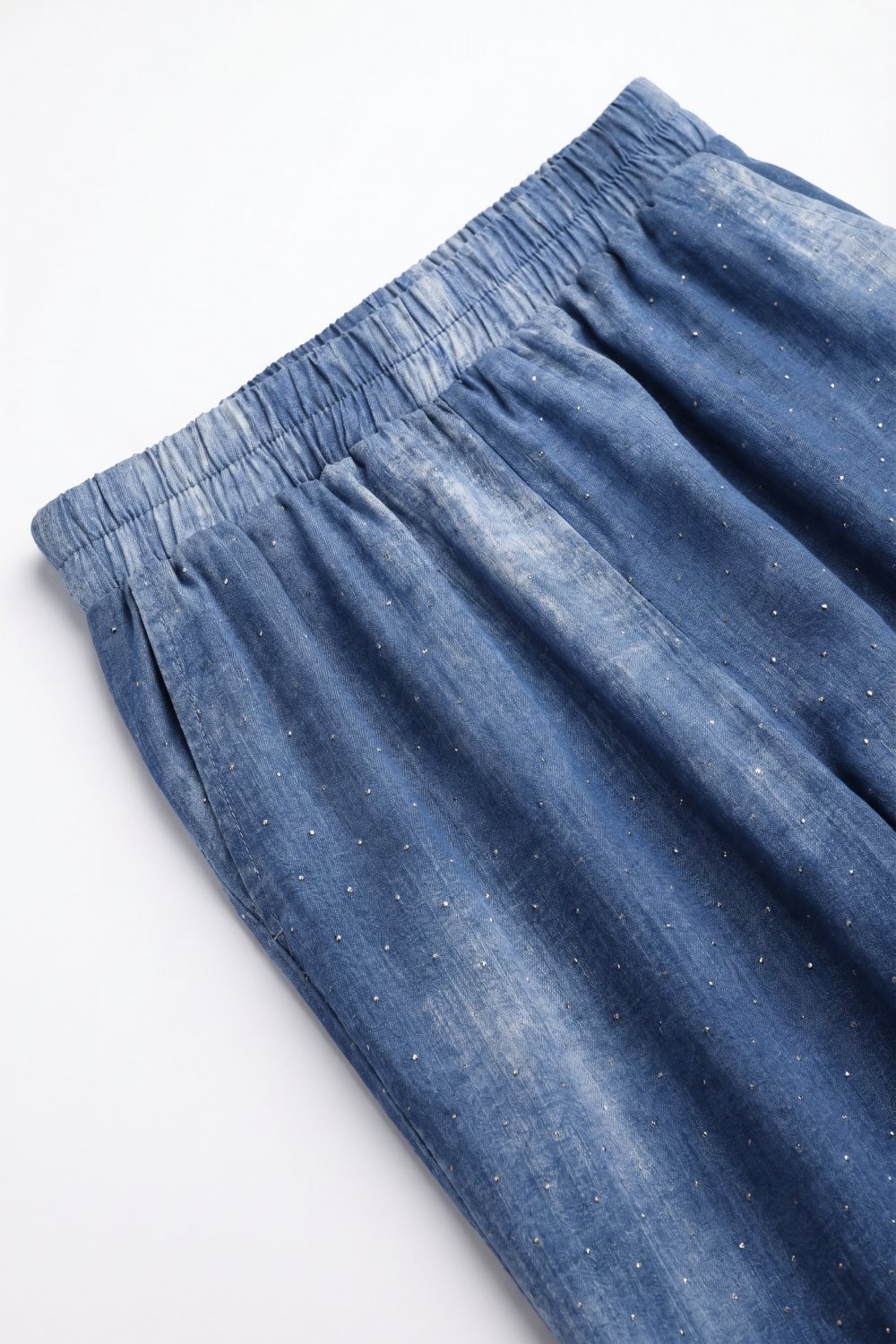 Pantalones de gasa azul tie-dye con cintura el&aacute;stica y strass adornados