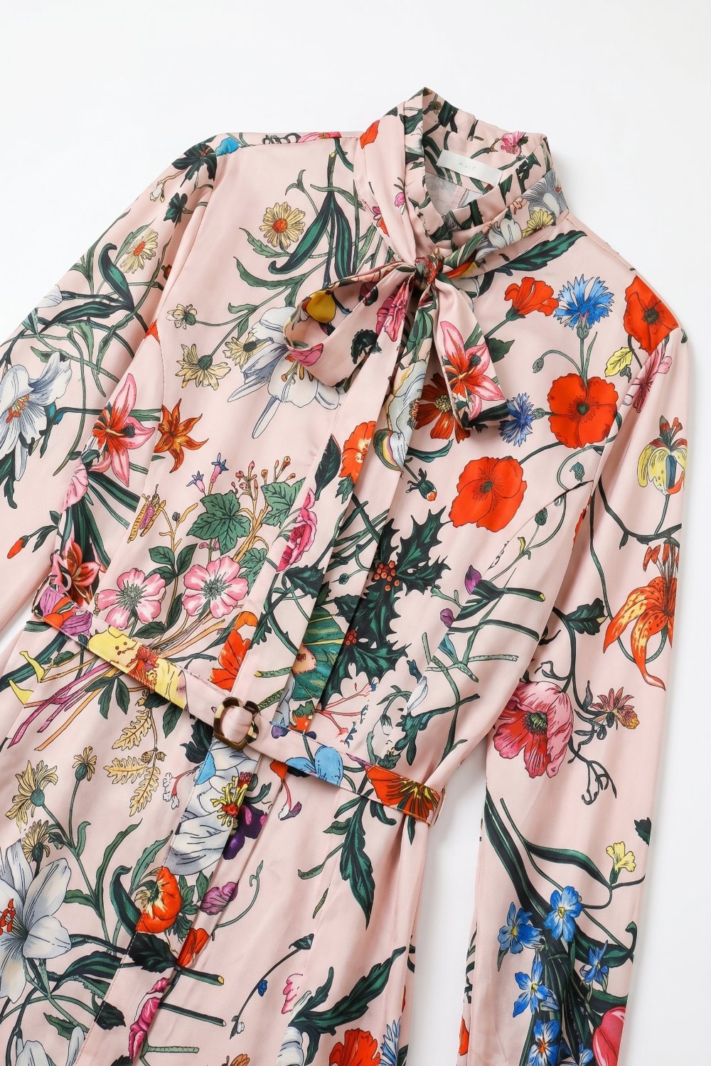 Vestido mini de satén con estampado floral rosa cuello con lazo y cinturón Vestido mini de satén con estampado floral rosa cuello con lazo y cinturón