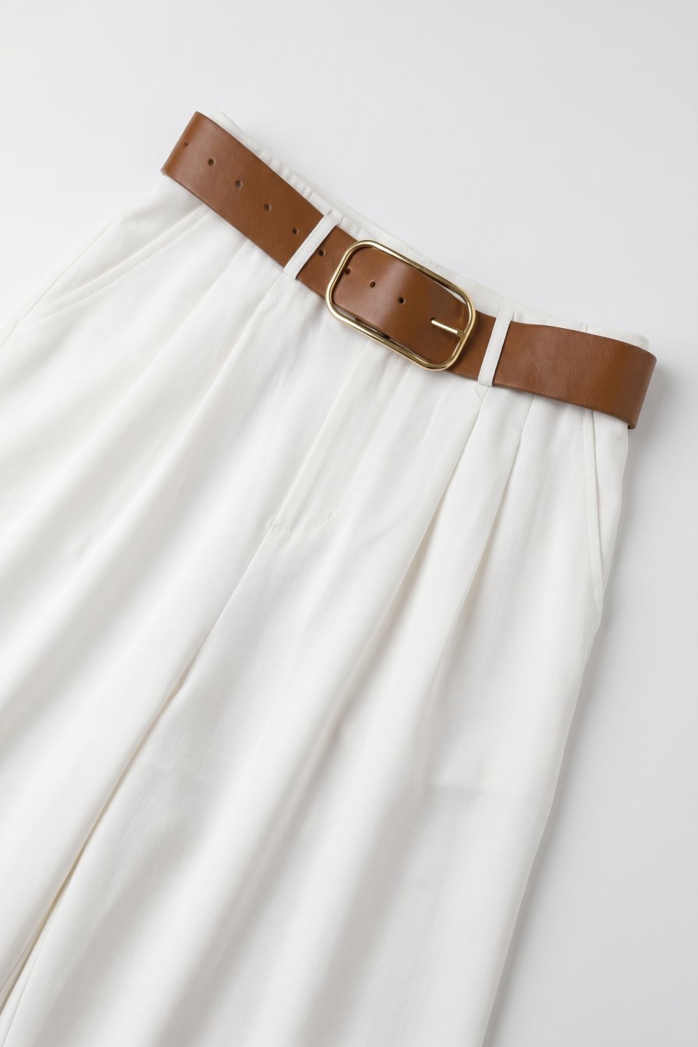 Pantalones Anchos de Pierna con Cintur&oacute;n y Pliegues de Tela Ligera Tejida en blanco