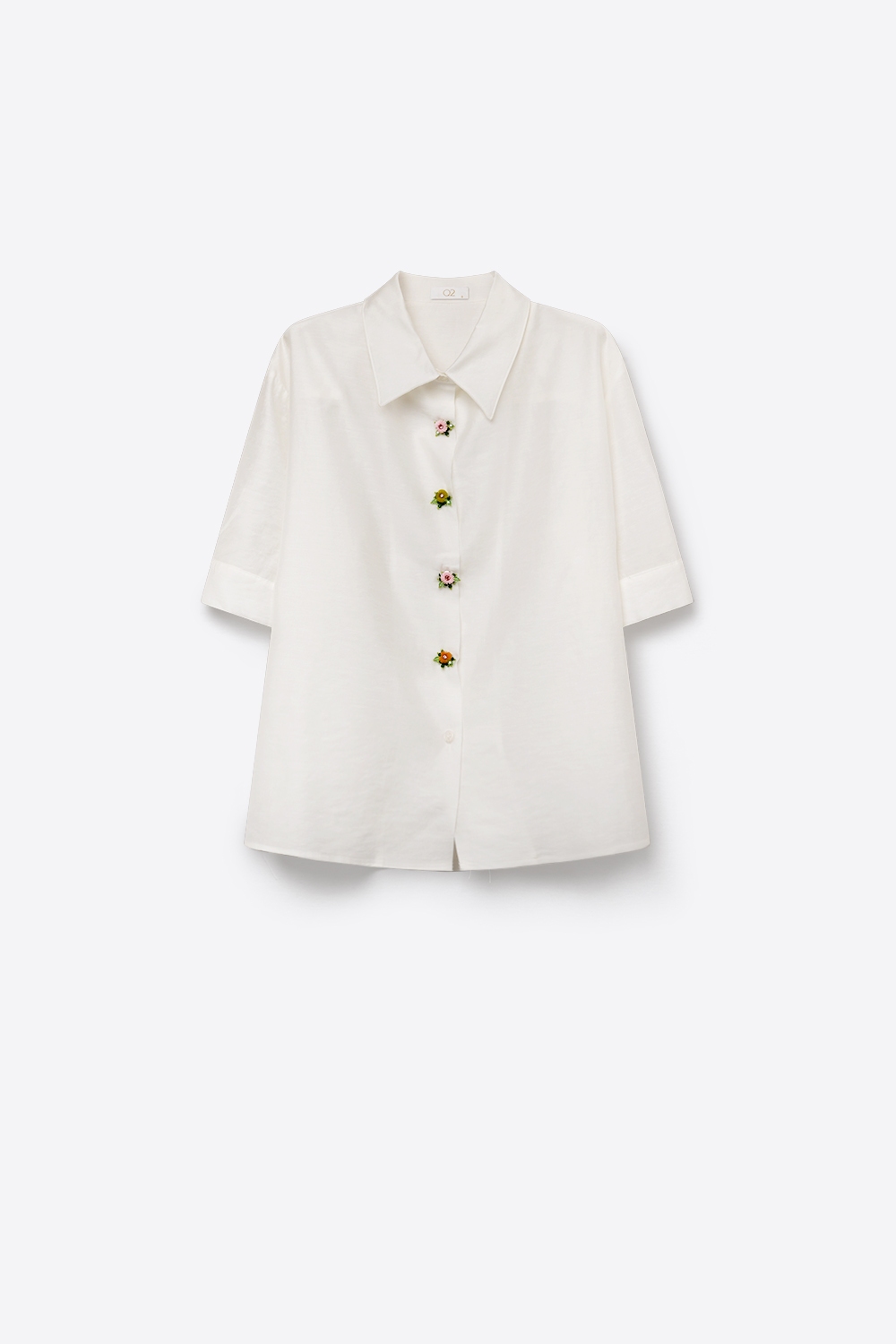 Camisa Blanca de Tencel con Botones de Flor de Joya Camisa Blanca de Tencel con Botones de Flor de Joya