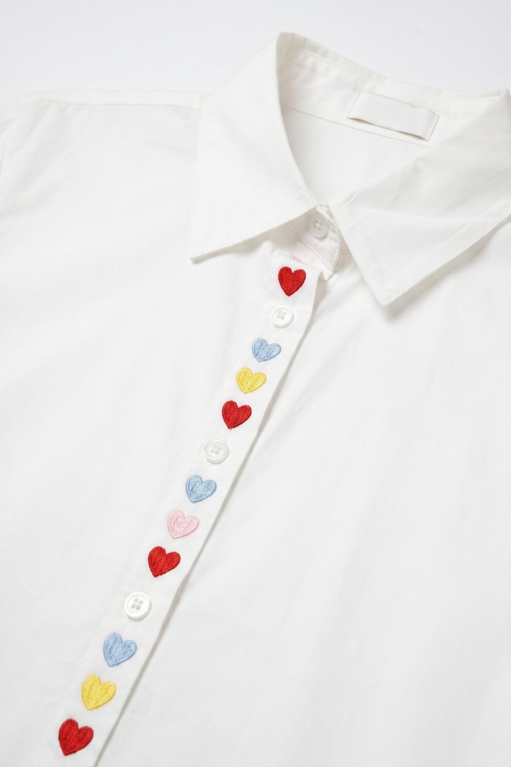 Camisa Blanca con Botones al Frente y Bordado de Corazones