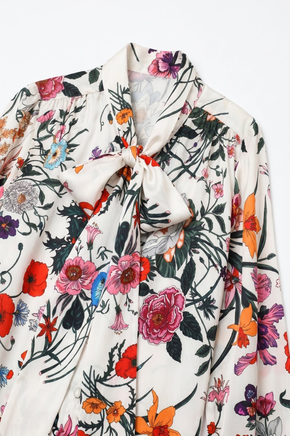 Blusa de Satén con Estampado Floral Blanco y Lazo en el Cuello de Manga Larga Blusa de Satén con Estampado Floral Blanco y Lazo en el Cuello de Manga Larga