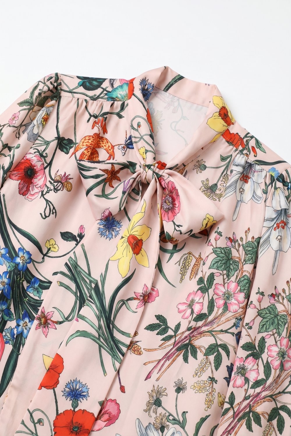 Blusa de sat&eacute;n con lazo en el cuello y estampado floral rosa claro de manga larga