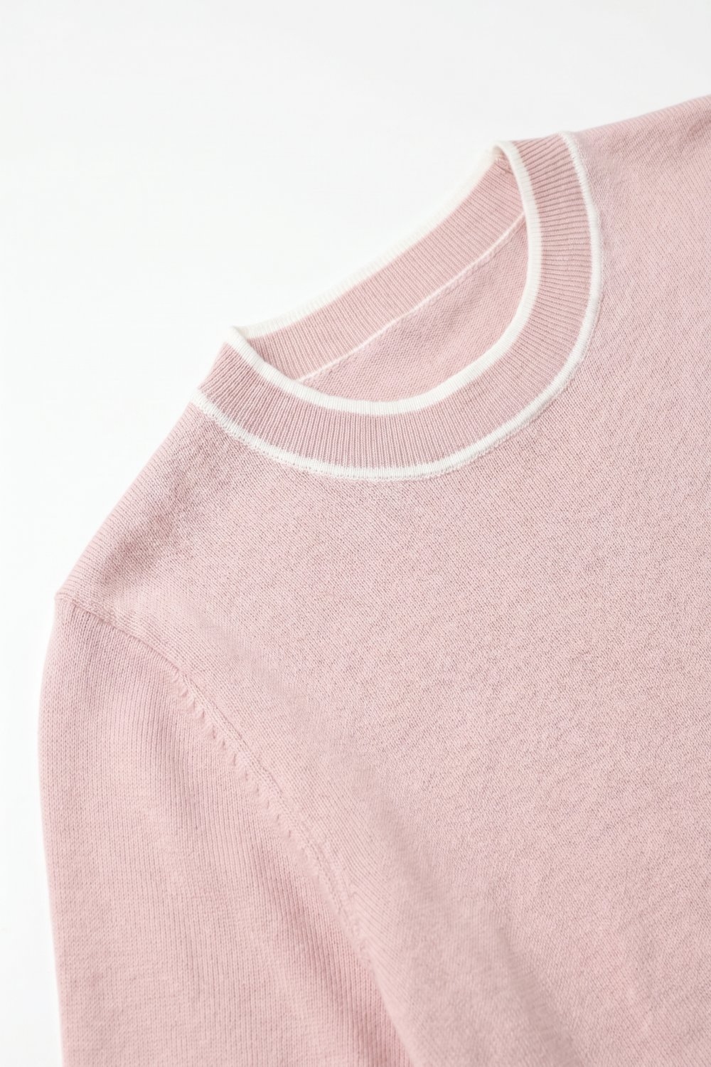 Su&eacute;ter de manga corta de punto fino rosa claro con ribete en contraste y cuello redondo