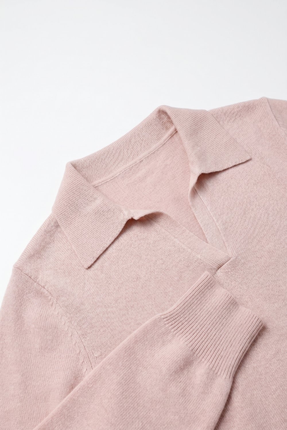 Cuello polo de punto con escote en V sin tapeta de botones en rosa viejo