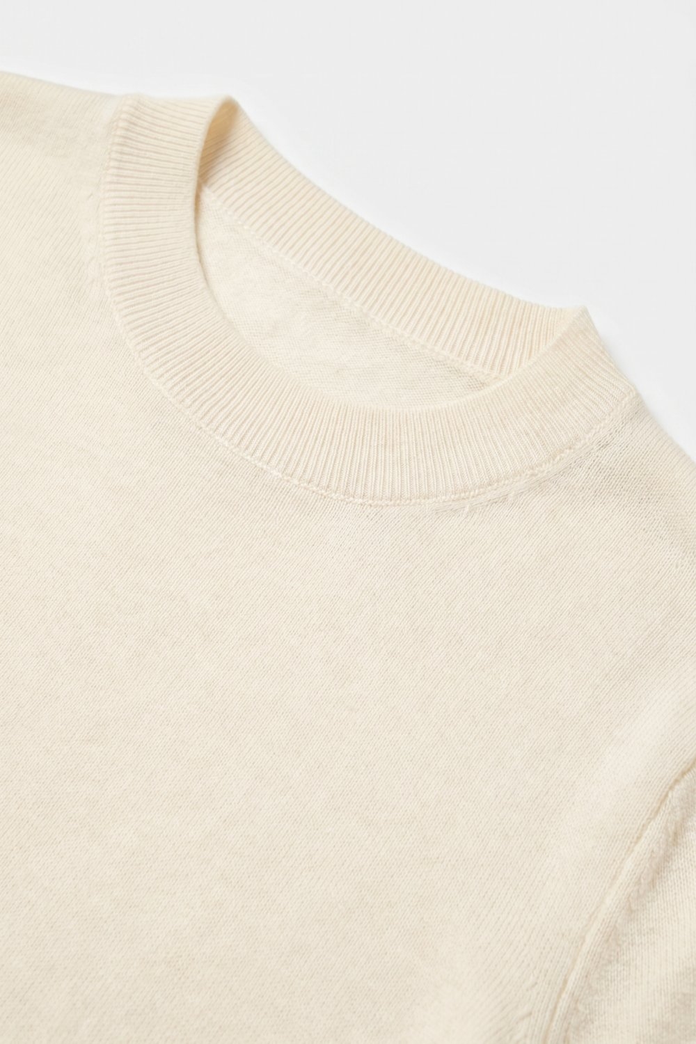 Su&eacute;ter de manga corta con cuello redondo y tejido fino acanalado en mezcla de lana merino de color crema