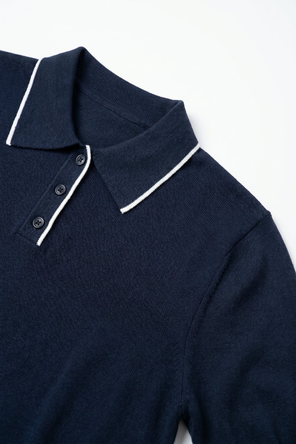 Suéter azul marino de punto fino con cuello en contraste y cuello polo con botón Suéter azul marino de punto fino con cuello en contraste y cuello polo con botón