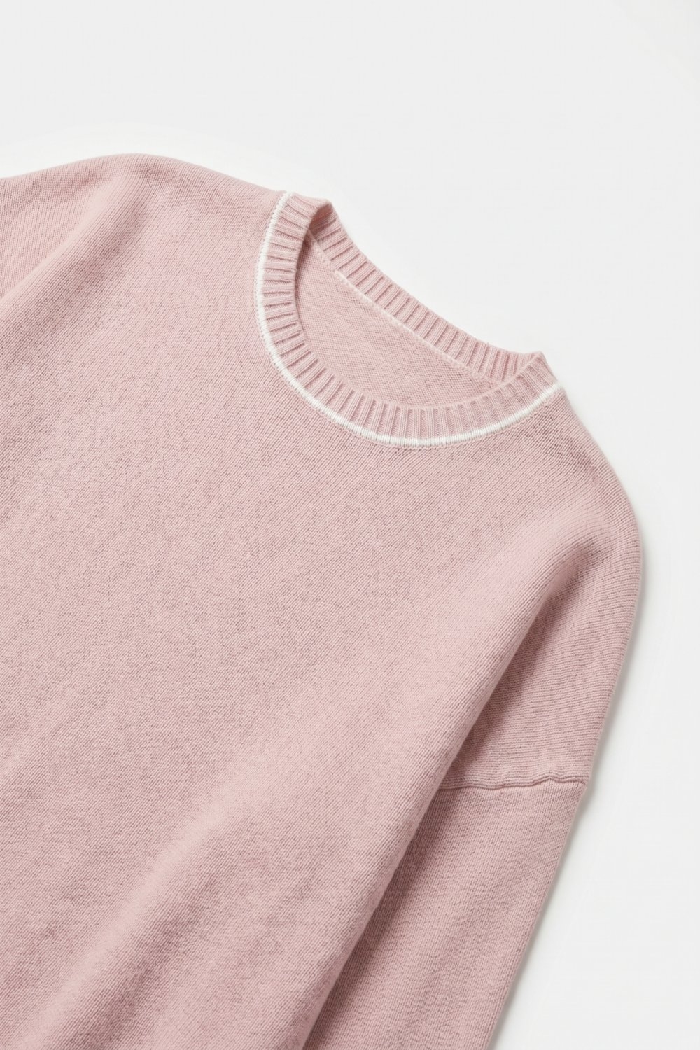 Jersey corto de punto grueso rosa con ribete blanco de ajuste regular