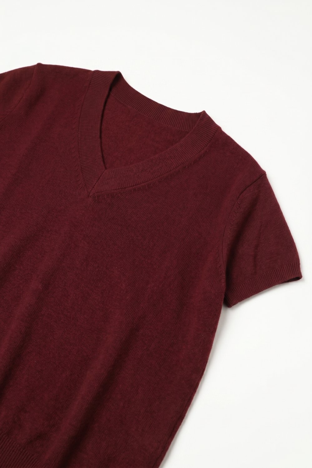 Suéter burdeos de punto fino con cuello en V y mangas cortas estilo dolmán con caída en los hombros Suéter burdeos de punto fino con cuello en V y mangas cortas estilo dolmán con caída en los hombros