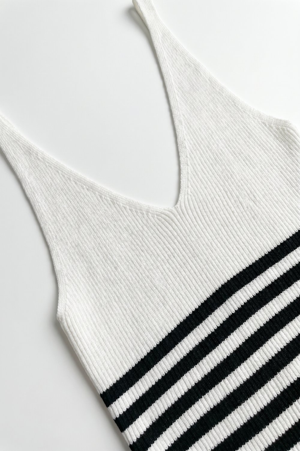 Camiseta sin mangas de canalé blanco con raya y cuello en V ajustado Camiseta sin mangas de canalé blanco con raya y cuello en V ajustado