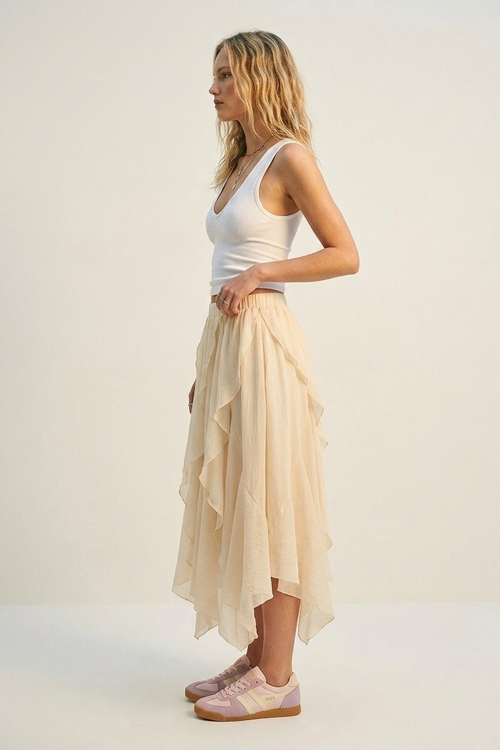 Falda maxi asim&eacute;trica con volantes de gasa liviana en color beige