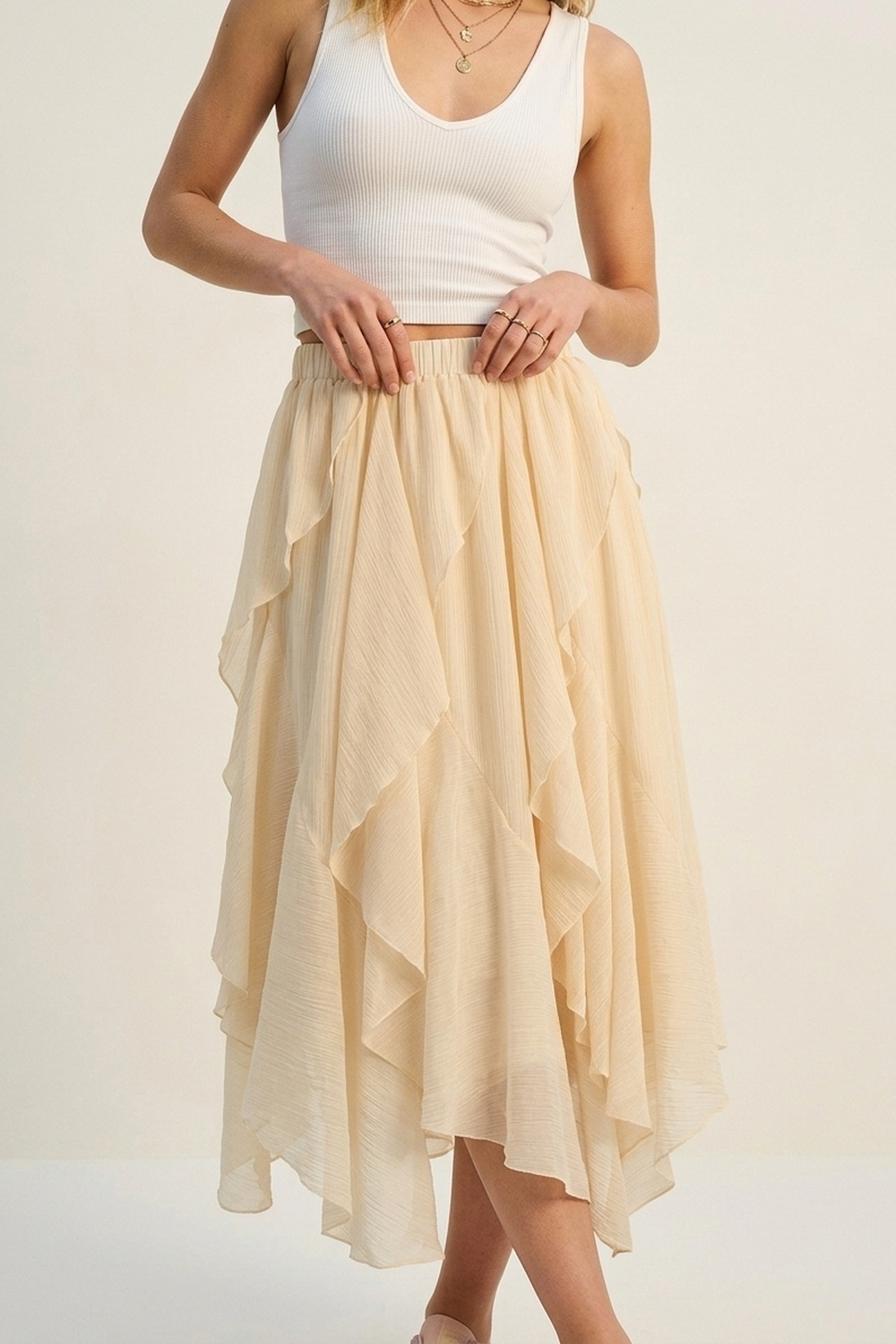 Falda maxi asim&eacute;trica con volantes de gasa liviana en color beige