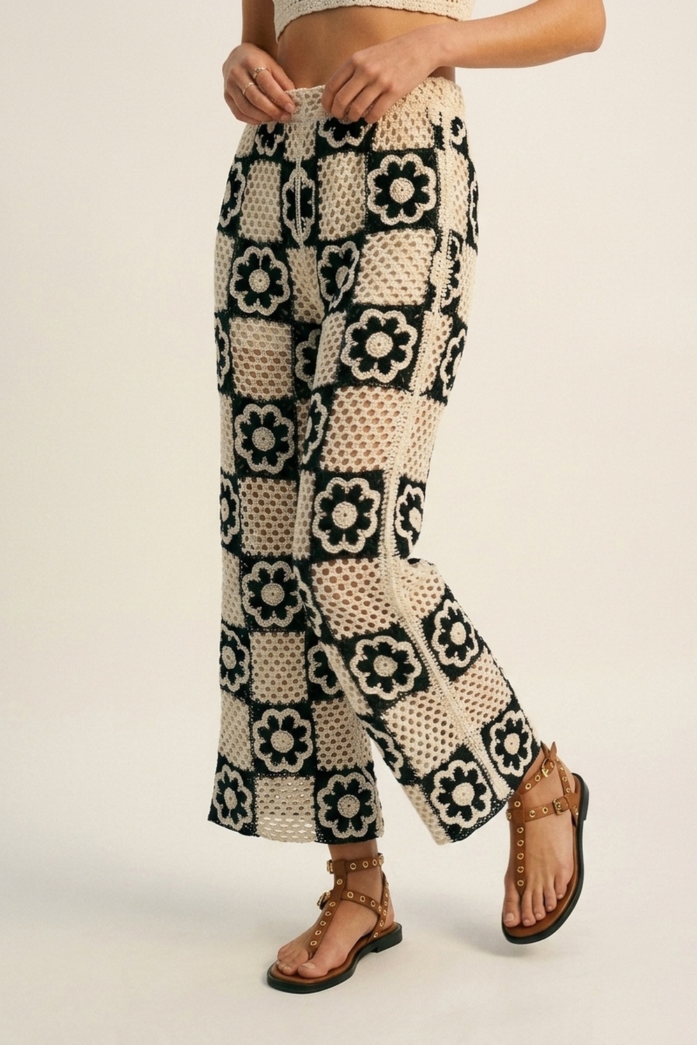 Pantalones acampanados de crochet en blanco y crema con motivo floral