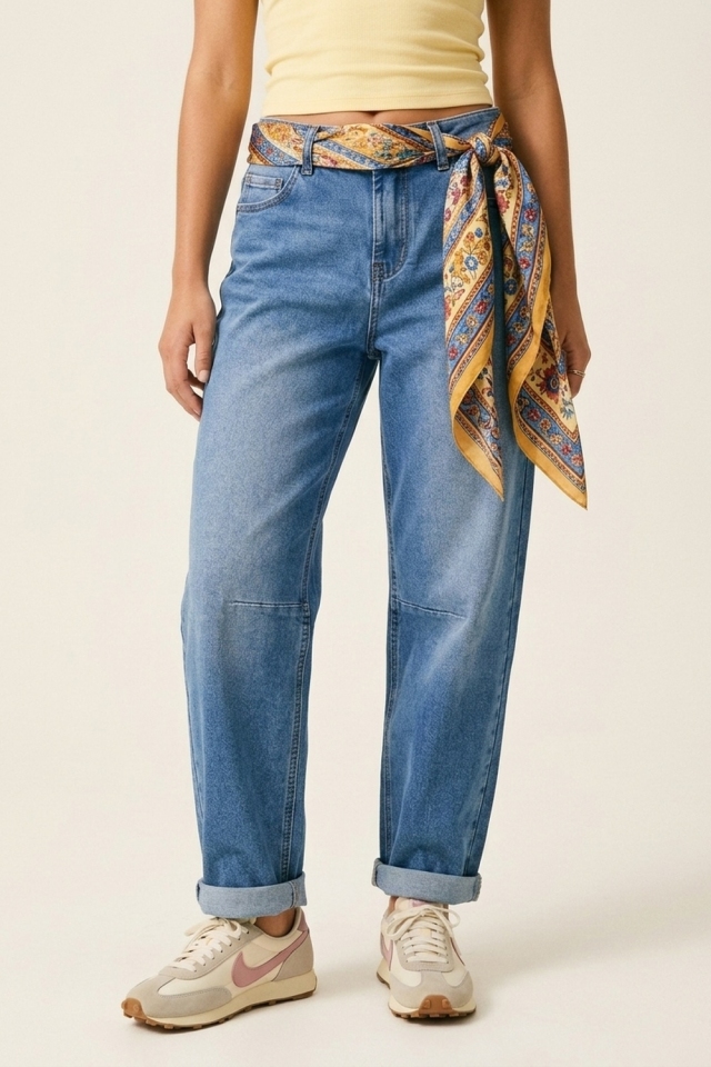 Jeans de mezclilla azul de corte holgado y lavado claro.