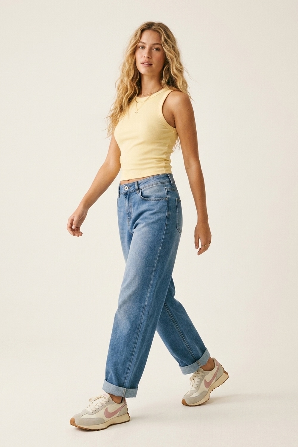 Jeans azul de corte relajado con lavado ligero y costura lateral