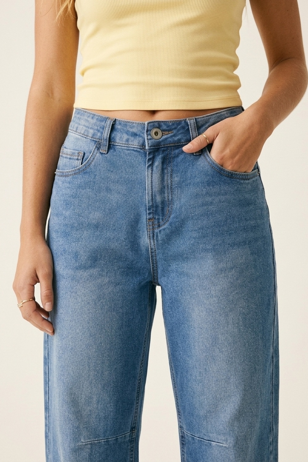 Jeans azul de corte relajado con lavado ligero y costura lateral