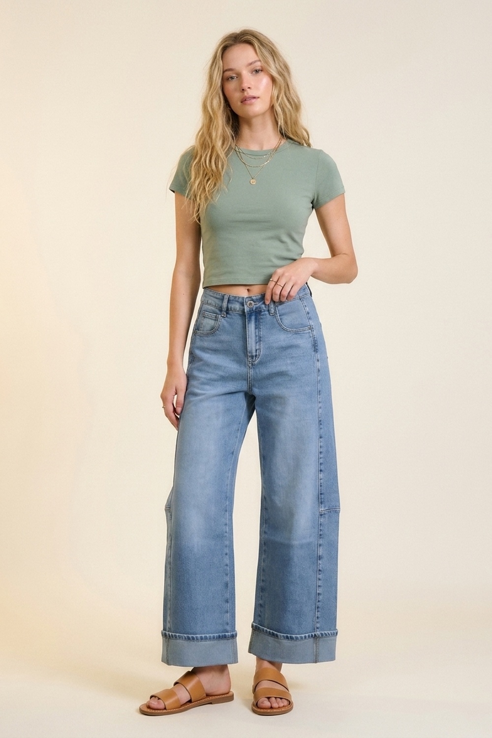Jeans de mezclilla azul de pierna ancha con lavado claro y dobladillos estilo barrel Jeans de mezclilla azul de pierna ancha con lavado claro y dobladillos estilo barrel