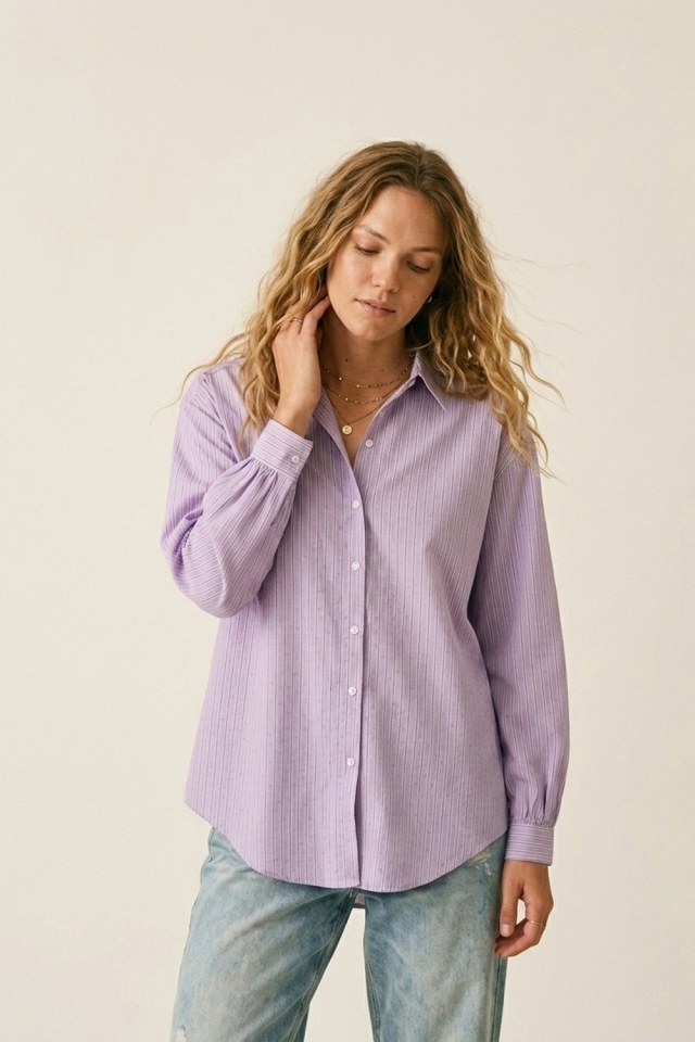 Camisa de Tejido Ligero con Rayas Lila y Botones al Frente de Corte Relajado
