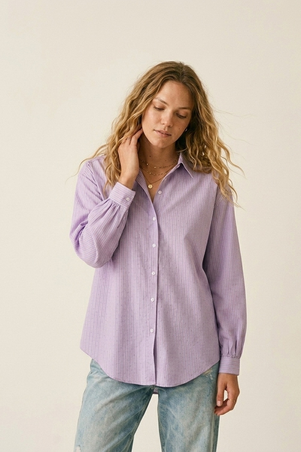 Camisa ligera de rayas lila con apliques de strass