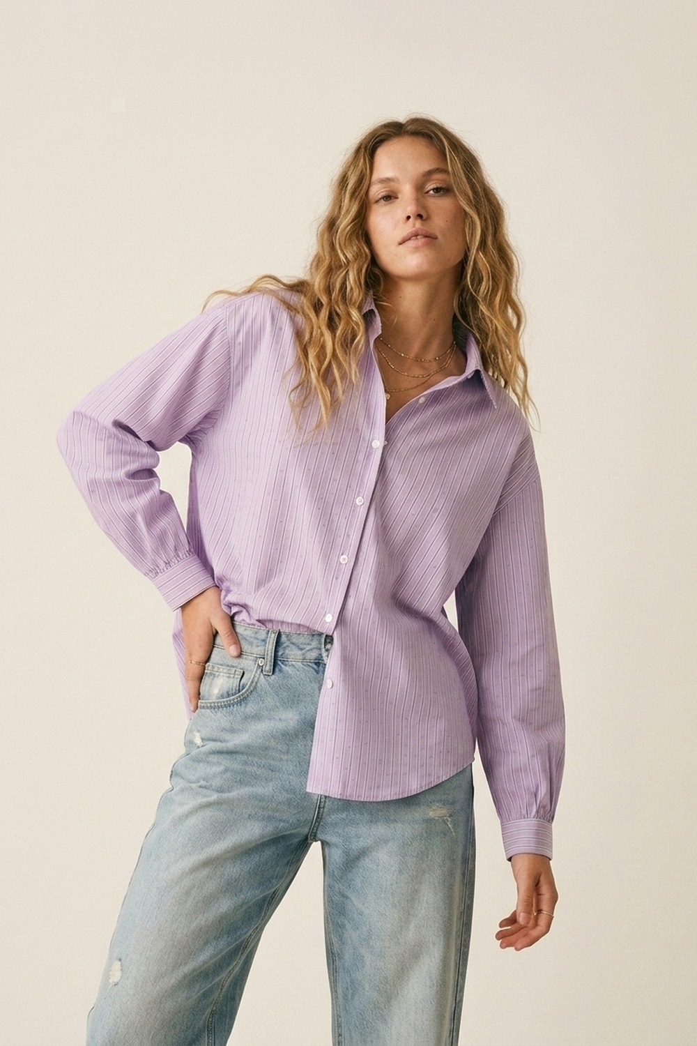 Camisa ligera de rayas lila con apliques de strass