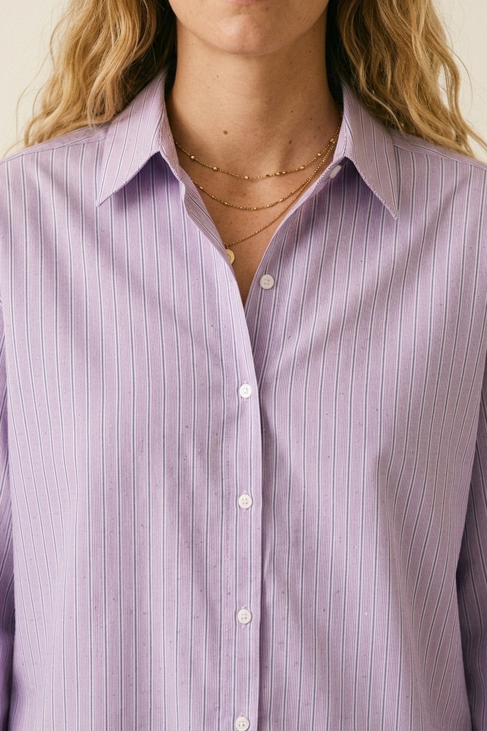 Camisa ligera de rayas lila con apliques de strass