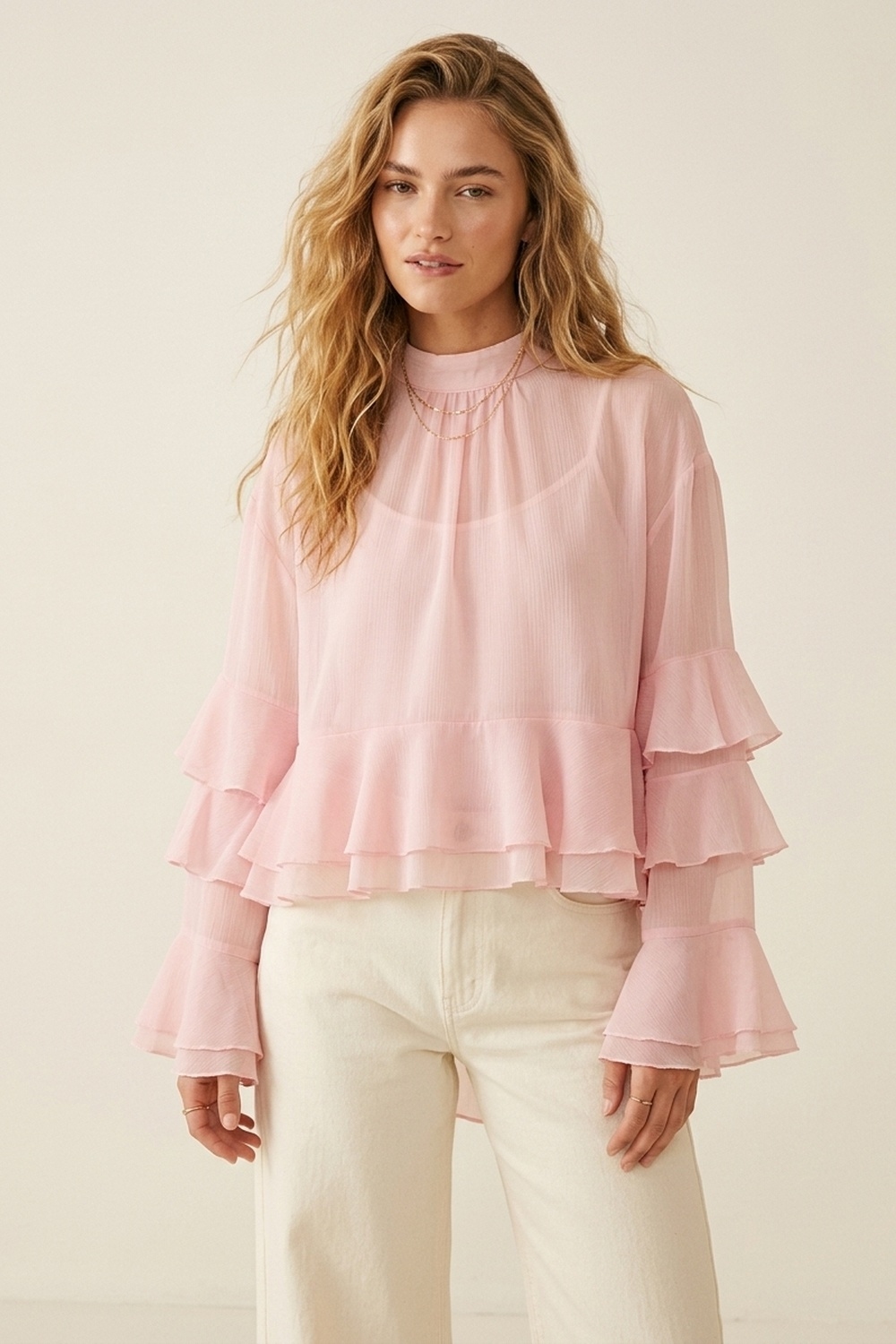 Blusa asim&eacute;trica con cuello alto y volantes de gasa rosa claro
