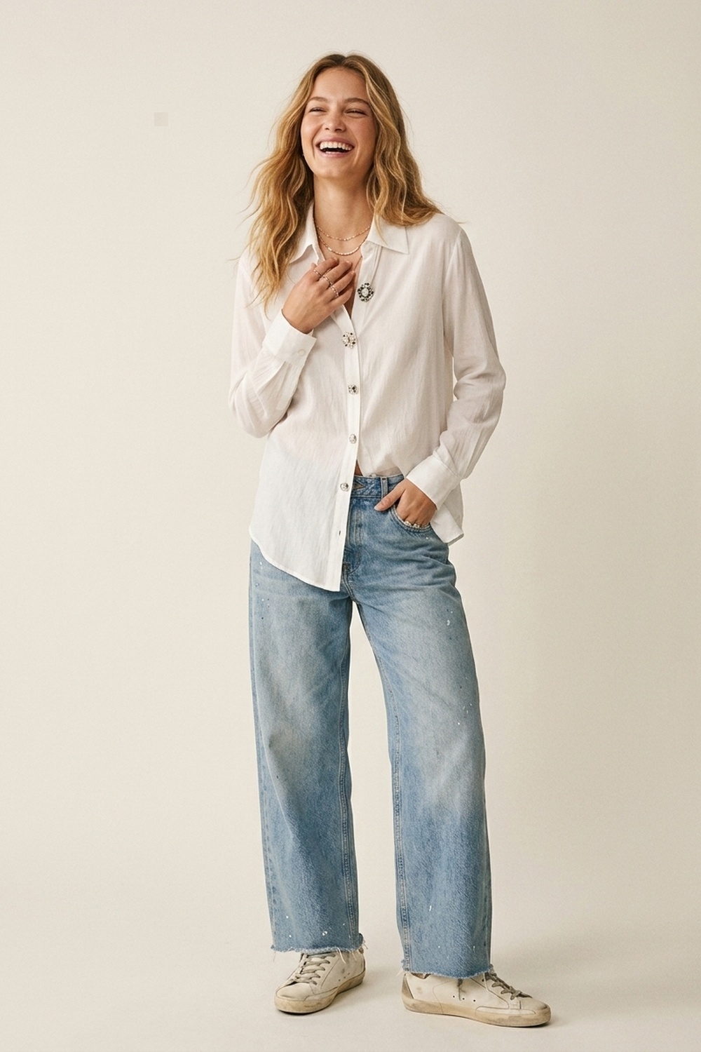 Blusa blanca adornada con botones en tela de tencel