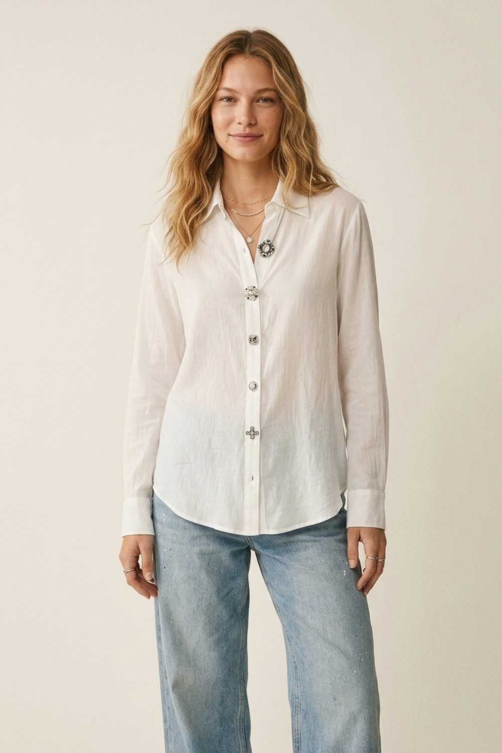 Blusa blanca adornada con botones en tela de tencel