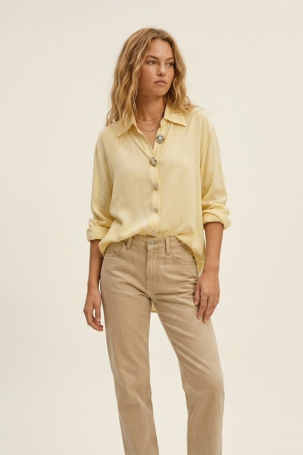 Blusa amarilla mantequilla con adornos y botones en tejido de tencel