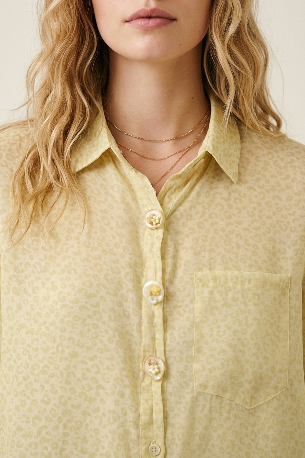 Blusa de transparencias con botones en amarillo claro y sutil estampado