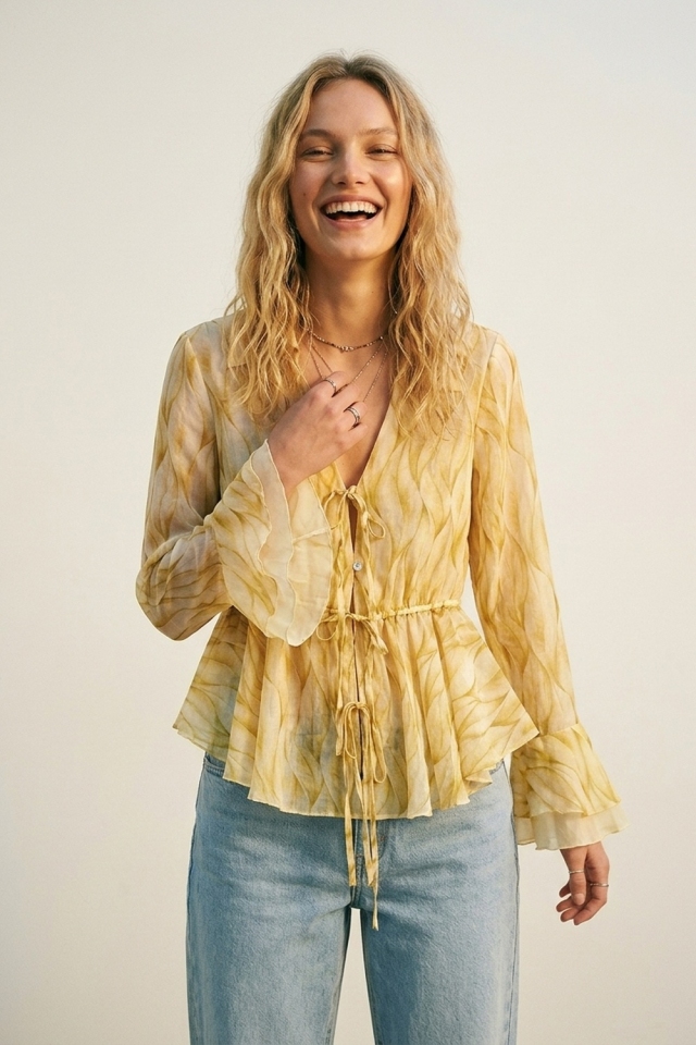 Blusa Amarilla Transparente con Estampado, Cintur&oacute;n en la Cintura y Dobladillo con Volantes