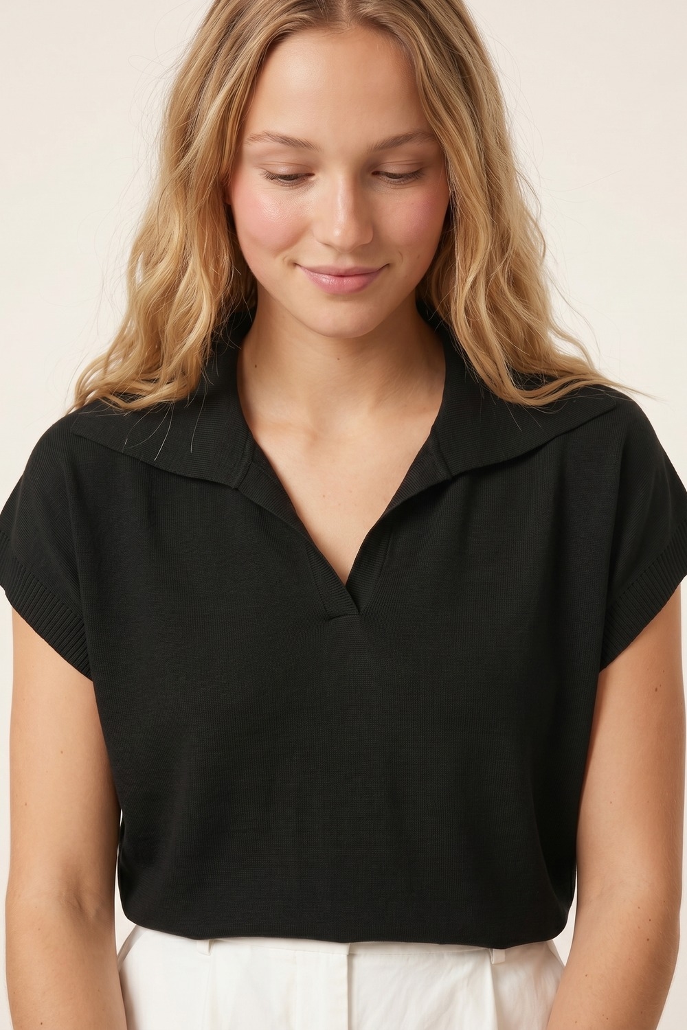 Polo Negro de Punto Fino con Cuello y Dobladillo de Canalé Ajuste Regular Polo Negro de Punto Fino con Cuello y Dobladillo de Canalé Ajuste Regular