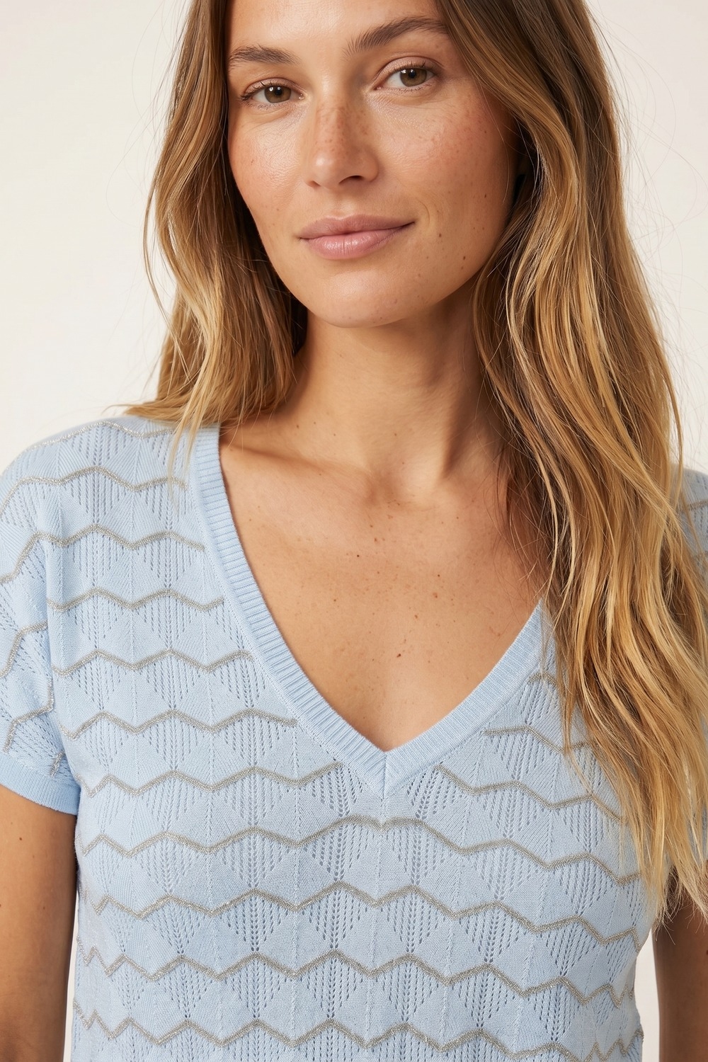 Patrón Chevron Azul Claro Tejido Fino Cuello en V Manga Corta Top Patrón Chevron Azul Claro Tejido Fino Cuello en V Manga Corta Top