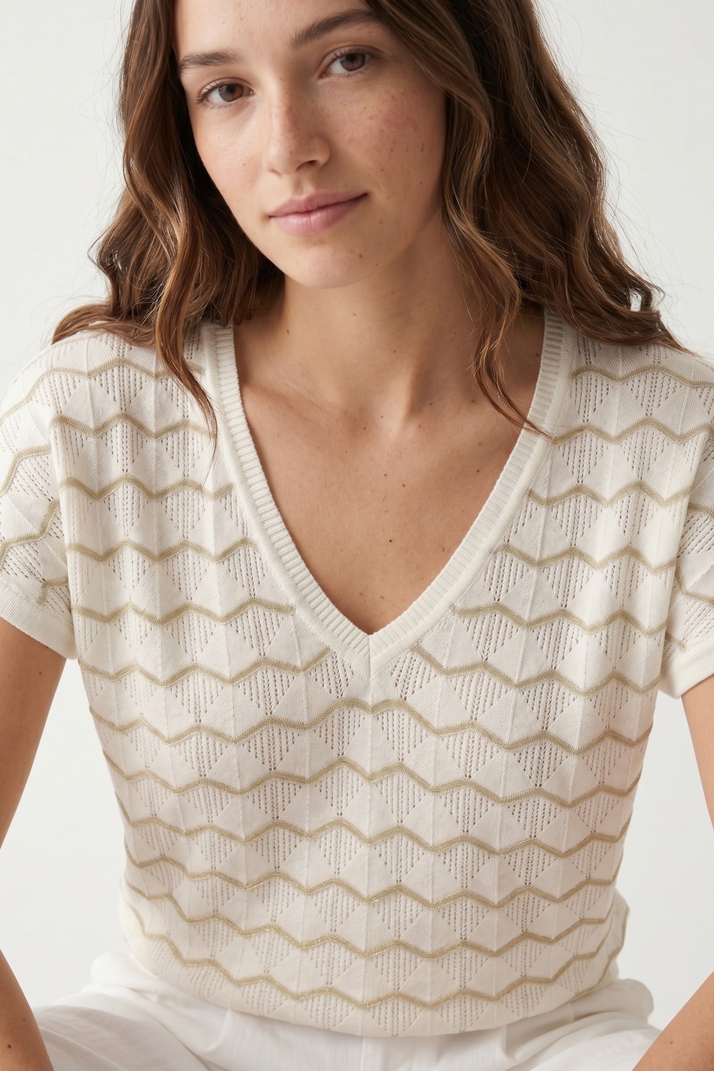 Top de Ajuste Regular de Manga Corta con Escote en V y Tejido Geométrico en Crema Top de Ajuste Regular de Manga Corta con Escote en V y Tejido Geométrico en Crema