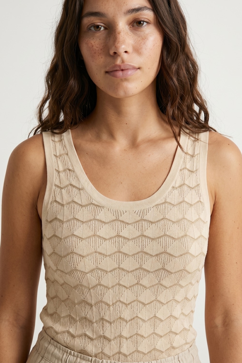 Top sin mangas de punto texturizado geom&eacute;trico beige