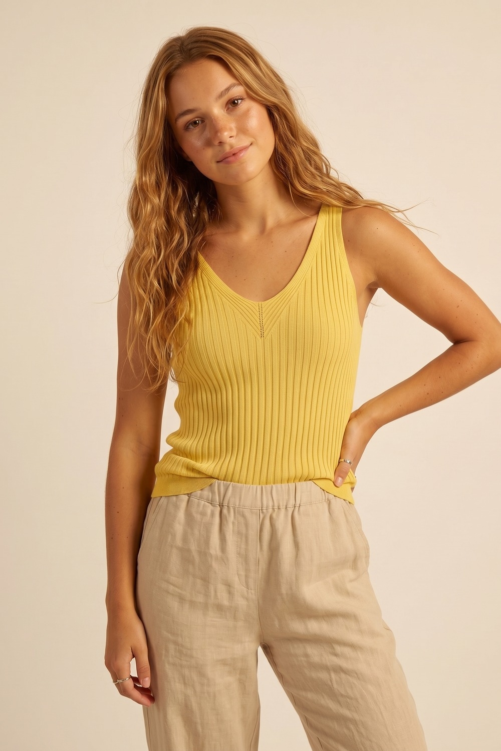 Camiseta sin mangas de punto acanalado amarillo con cuello en V Camiseta sin mangas de punto acanalado amarillo con cuello en V