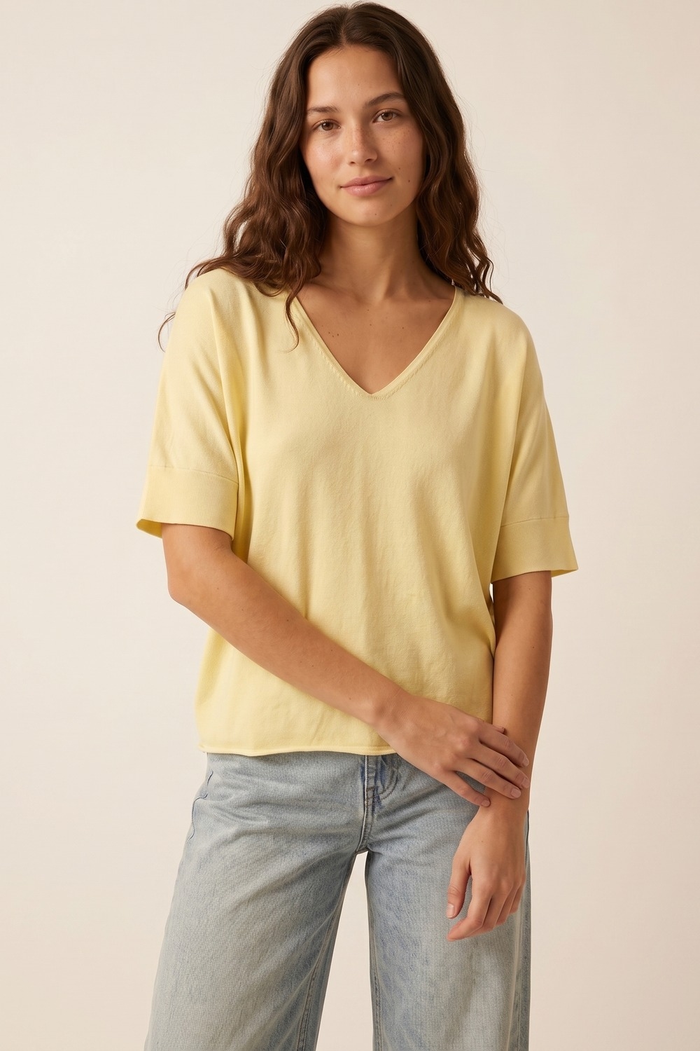 suéter de manga corta con cuello en V de ajuste relajado color amarillo mantequilla suéter de manga corta con cuello en V de ajuste relajado color amarillo mantequilla