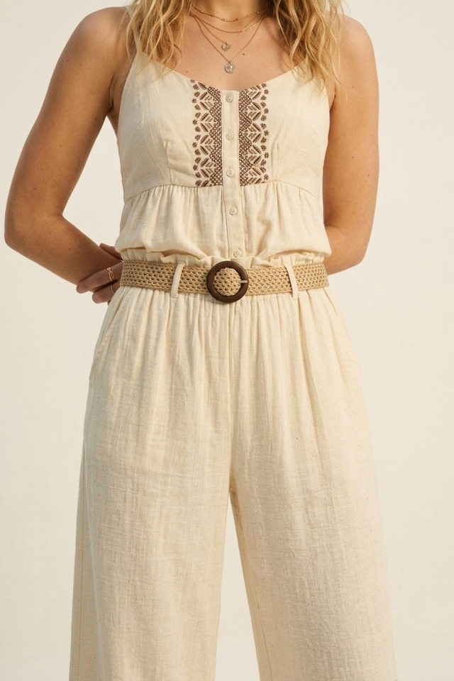 Pantalones anchos color crema con detalle de cintur&oacute;n tejido