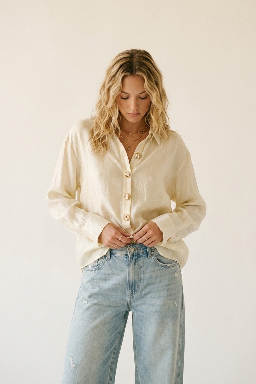 blusa beige de tela brillante con botones retro