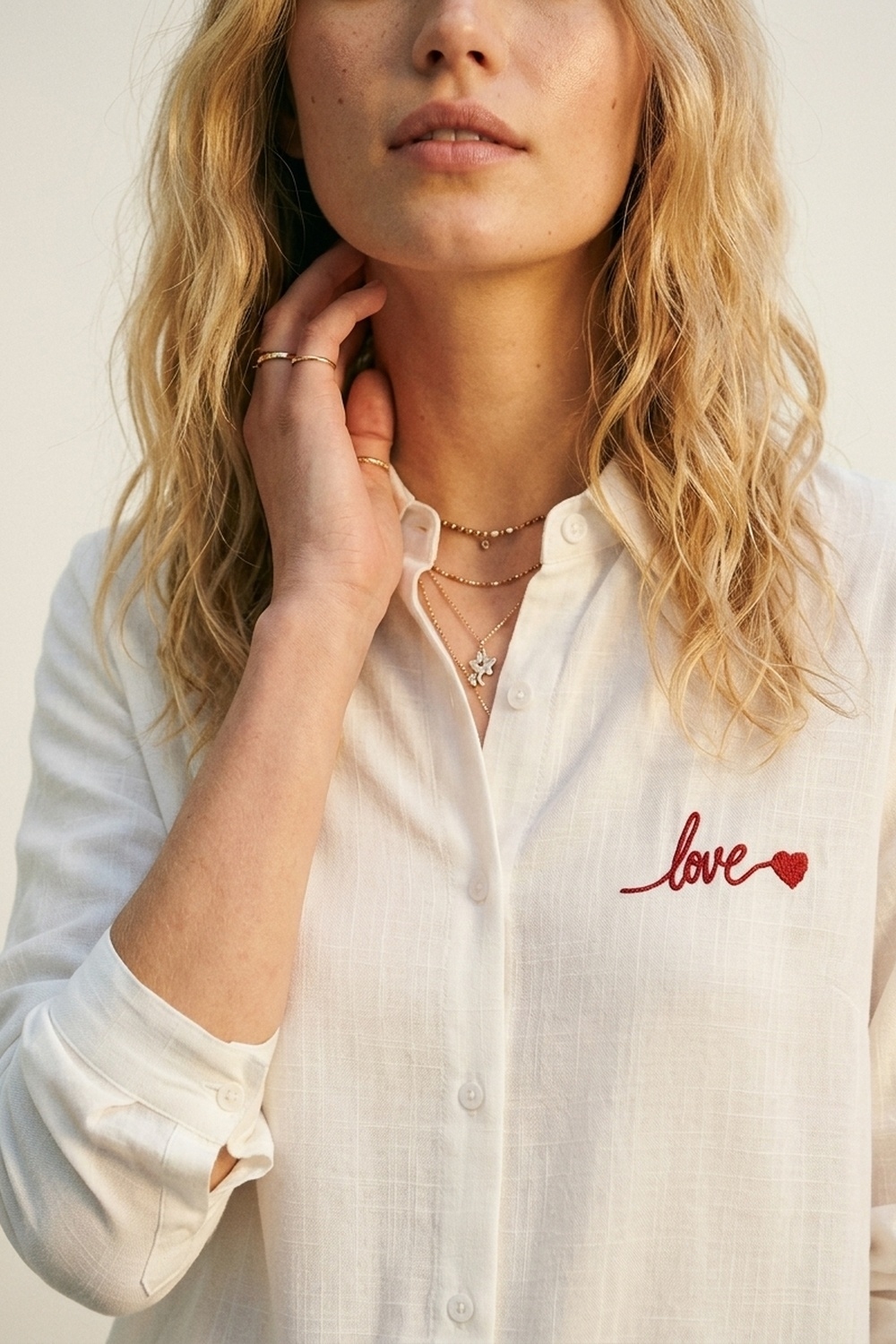 Camisa Blanca Abotonada con Bordado de Amor en Rojo