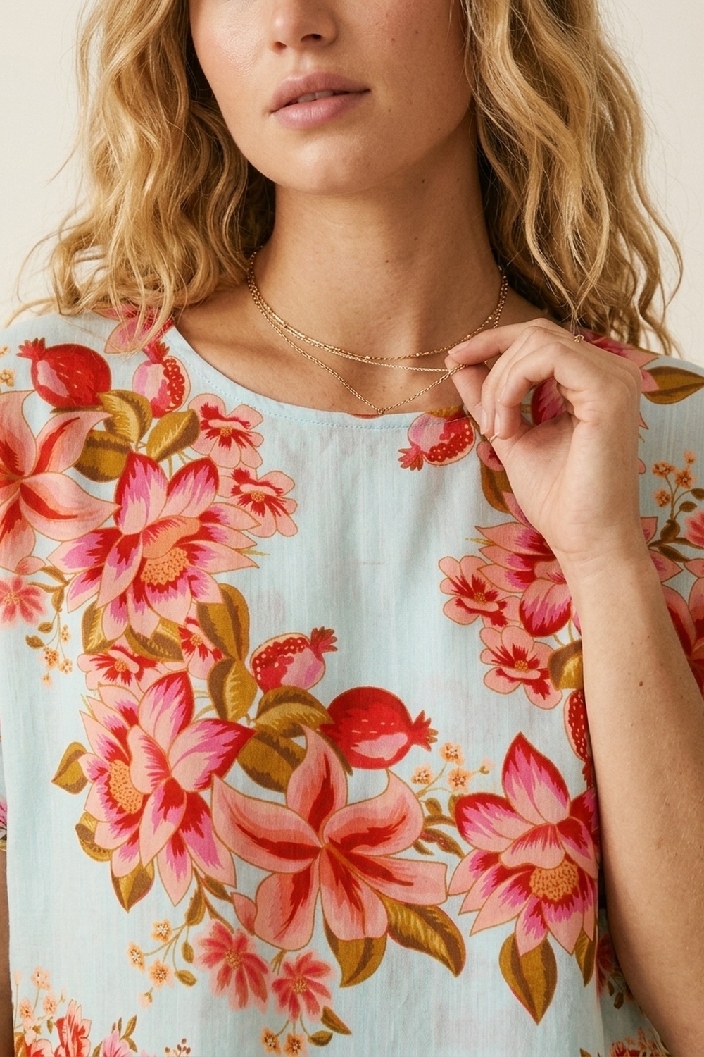 Top azul claro con estampado floral y tejido ligero