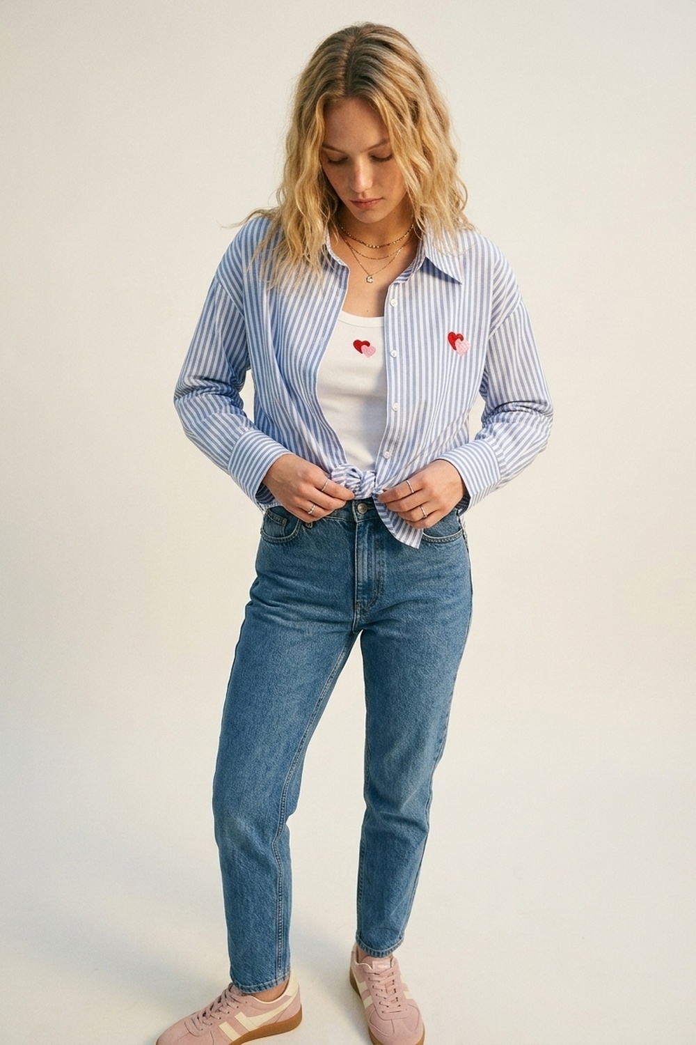 Conjunto de camiseta y camisa de algod&oacute;n con bordado de coraz&oacute;n de rayas azules 2 piezas