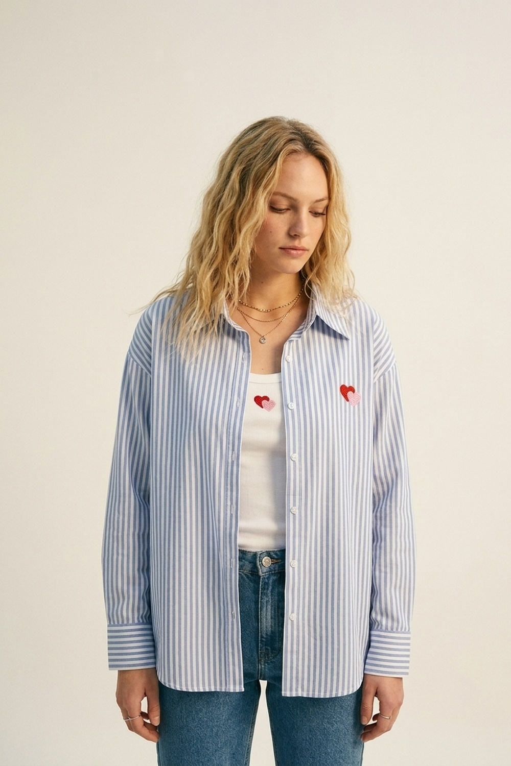 Conjunto de camiseta y camisa de algod&oacute;n con bordado de coraz&oacute;n de rayas azules 2 piezas