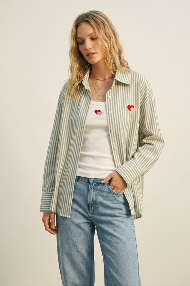 Conjunto de camisa de ajuste relajado con bordado de coraz&oacute;n de algod&oacute;n a rayas en color salvia.