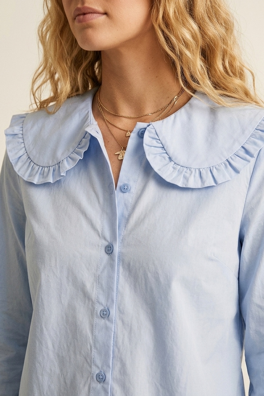 Camisa de Popelina Azul Claro con Cuello con Volantes de Manga Larga y Corte Regular