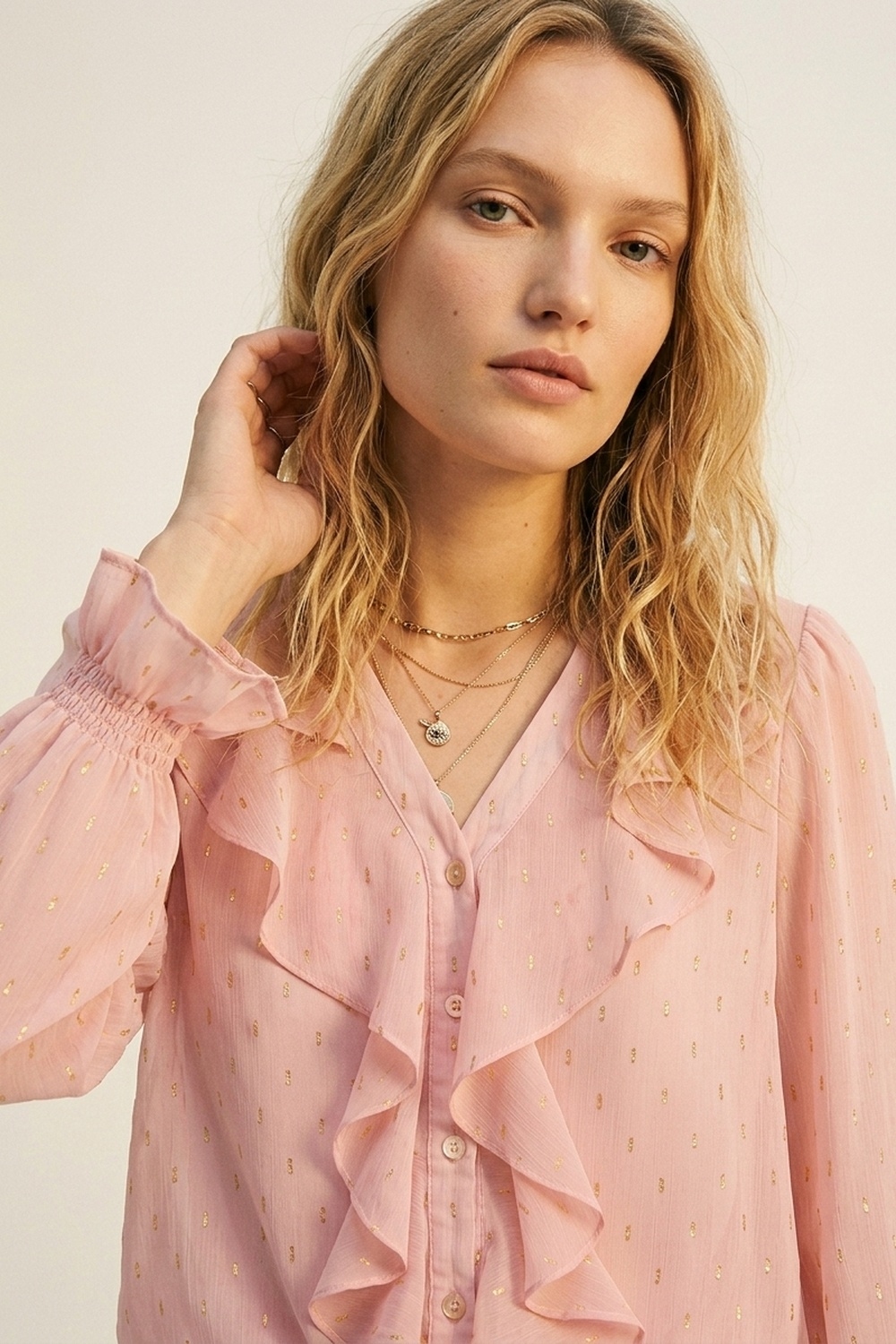 Blusa de Gasa con Volantes y Botones de Lunares Dorados en Rosa Claro Blusa de Gasa con Volantes y Botones de Lunares Dorados en Rosa Claro
