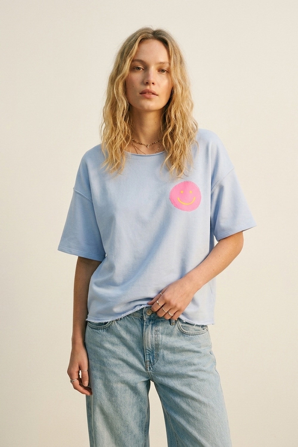 Sudadera Azul Claro de Corte Holgado con Carita Feliz Rosa