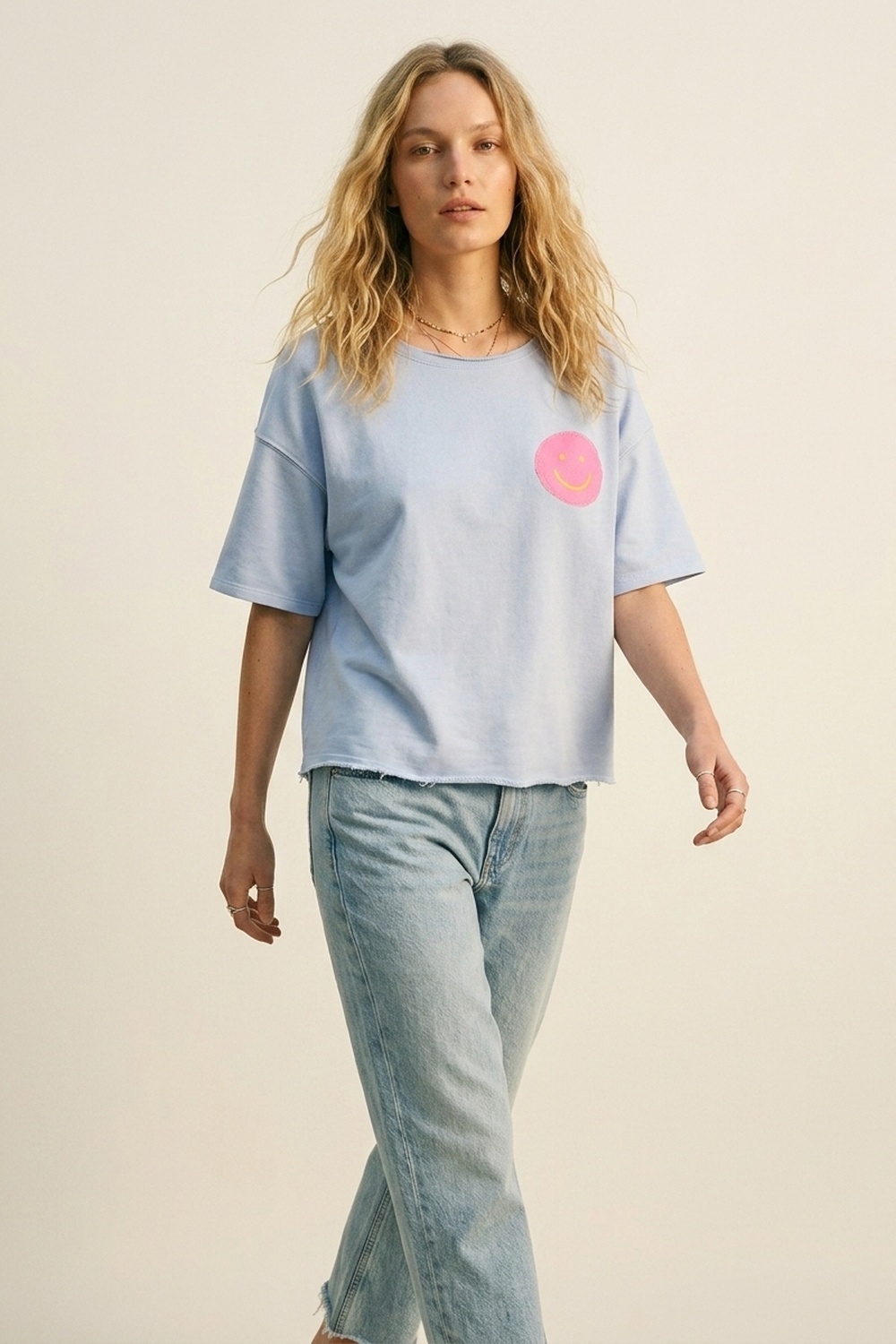 Sudadera Azul Claro de Corte Holgado con Carita Feliz Rosa
