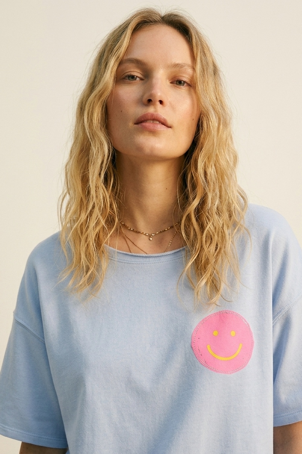 Sudadera Azul Claro de Corte Holgado con Carita Feliz Rosa