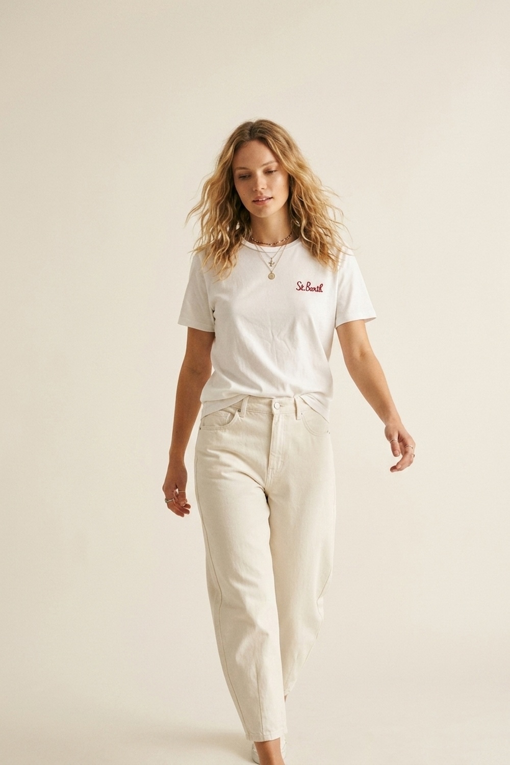 Camiseta blanca de algod&oacute;n bordada en el pecho con ajuste regular y cuello redondo